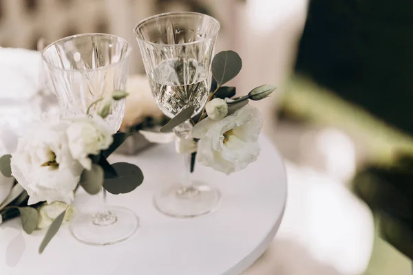 Deux Verres Cristal Pour Couple Mariage Verres Décorés Fleurs Blanches — Photo