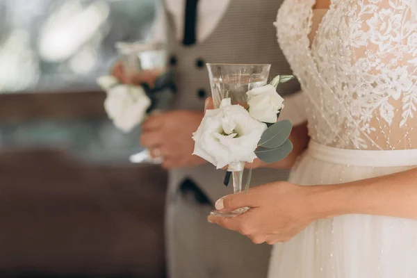 Copo Cristal Com Champanhe Nas Mãos Noiva Mão Noiva Com — Fotografia de Stock