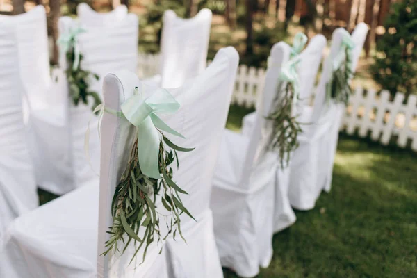 Rangées Chaises Blanches Pour Cérémonie Mariage Sont Décorées Avec Des — Photo