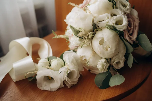 Belo Buquê Casamento Boutonniere Rosas Peônias Brancas Folhas Eucalipto Fita — Fotografia de Stock