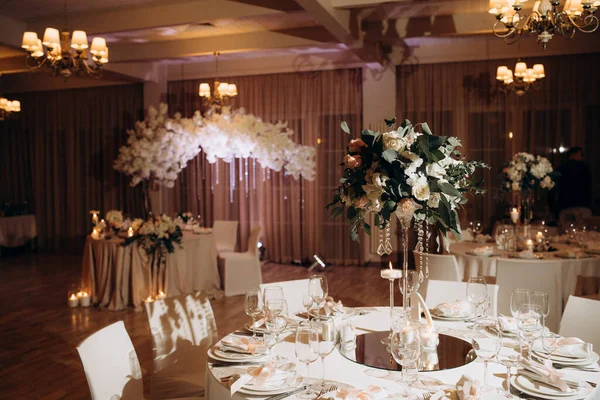 Banquet Table Covered White Tablecloths White Plates Silver Cutlery White — Stock Photo, Image