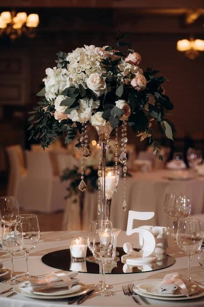 Bouquet Roses Dans Vase Verre Sur Une Table Fête Table — Photo