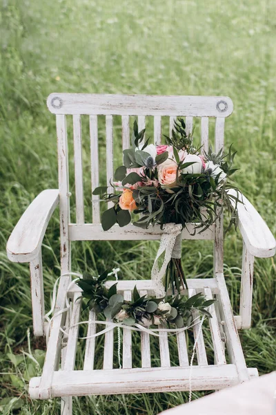 Beau Bouquet Sur Une Chaise Blanche Dans Jardin Bouquet Bourgeons — Photo