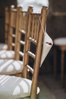 Gül yapraklı ahşap sandalyeler. Düğün töreni için bir sıra tahta sandalye. açık hava etkinliği