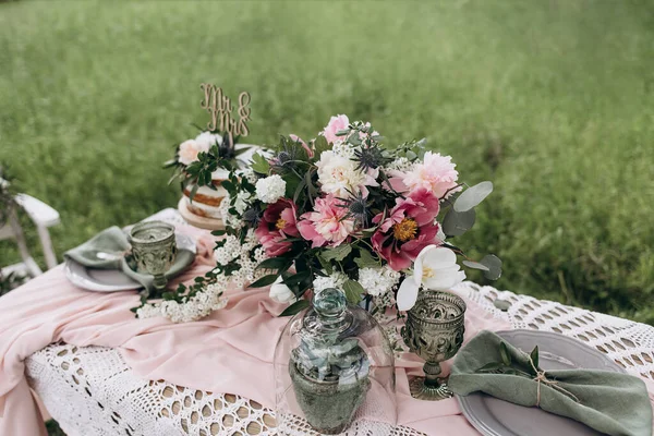 Mesa Festiva Com Toalha Mesa Renda Flores Lindo Buquê Peônias — Fotografia de Stock