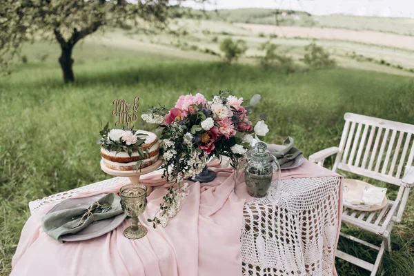 Belle Table Fête Mariage Avec Des Fleurs Gâteau Pour Deux — Photo