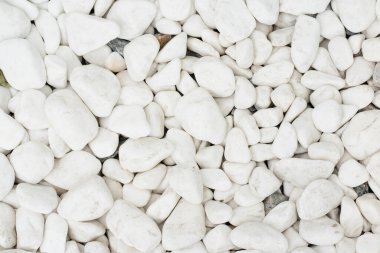 Arka plan olarak pürüzsüz, doğal beyaz taşlar. Taşların dokusu