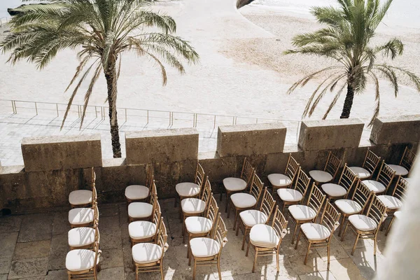 Rows Wooden Chairs Wedding Ceremony Palm Trees Ocean Beach Background — Stock Photo, Image