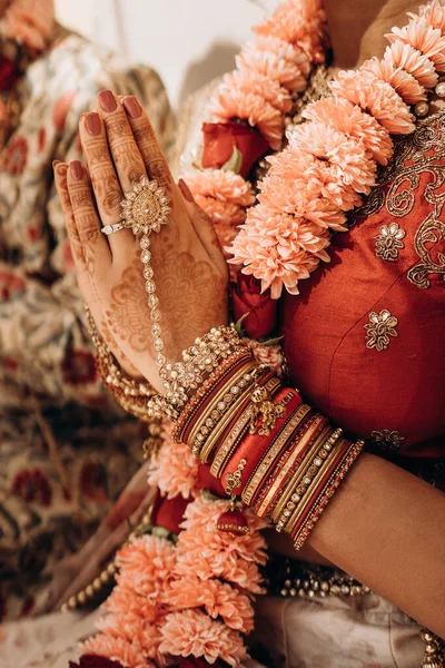 Руки Нареченої Забарвлені Браслетами Хенни Весільними Аксесуарами Руки Прекрасної Нареченої — стокове фото