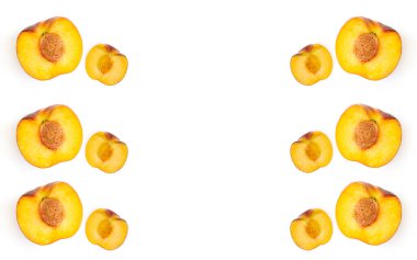 Şeftali çerçevesi. Beyaz arka planda izole edilmiş taze organik şeftali. Tropik soyut arka plan. Şeftali deseni. Düz konum.