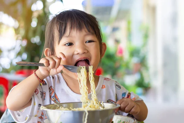 Felice Ragazza Bambino Asiatico Piace Mangiare Alcuni Spaghetti Sola Cibo — Foto Stock