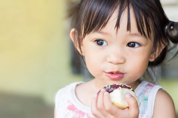 Anak Gadis Asia Yang Bahagia Menikmati Makan Mie Sendiri Konsep — Stok Foto