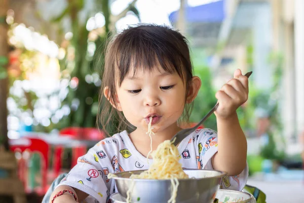 Anak Gadis Asia Yang Bahagia Menikmati Makan Mie Sendiri Konsep — Stok Foto