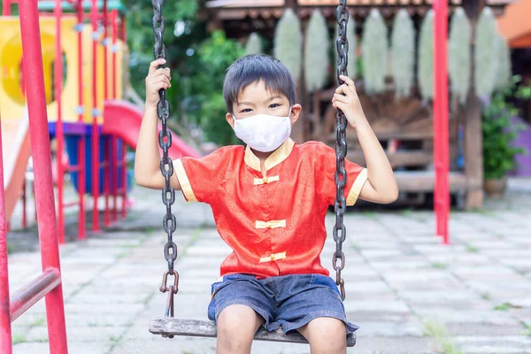 Sepia Tonu Yaşında Bir Çocuk Yalnız Küçük Asyalı Çocuk Üzgün — Stok fotoğraf