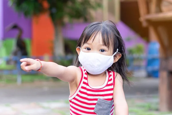 Mutlu Asyalı Kız Çocuğu Gülümsüyor Kumaş Maske Takıyor Çocuk Parkını — Stok fotoğraf