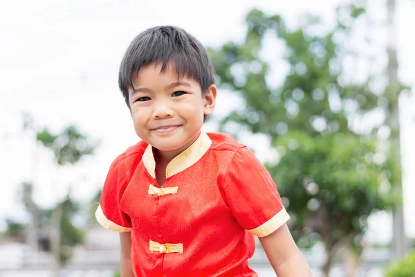 Retrato Rosto Sorridente Menino Asiático Está Usar Uma Camisa Vermelha — Fotografia de Stock