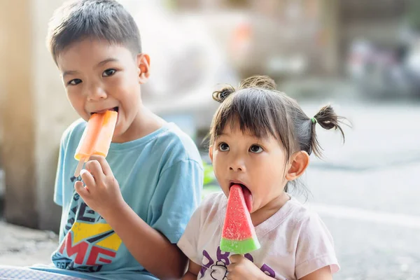 Foco Seletivo Menina Asiática Feliz Seu Irmão Comendo Sorvete Baunilha — Fotografia de Stock