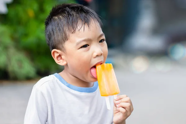 Buon Bambino Asiatico Che Mangia Gelato Alla Vaniglia Rosa Stagione — Foto Stock