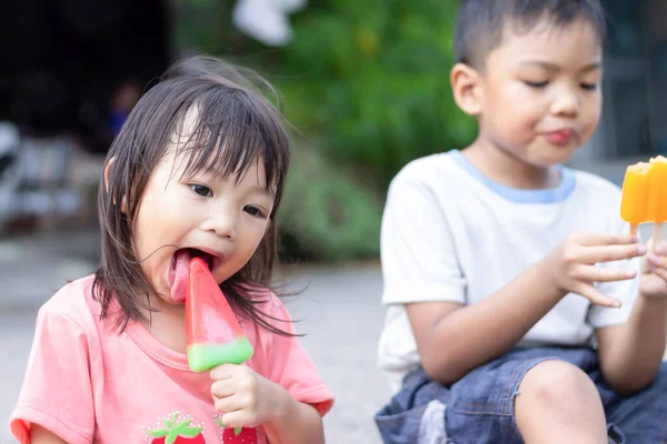 Сосредоточение Внимания Счастливой Азиатской Девочке Брате Поедающих Розовое Ванильное Мороженое — стоковое фото