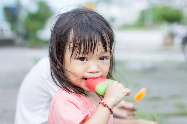 Anak Gadis Asia Yang Bahagia Makan Krim Vanili Merah Muda — Stok Foto