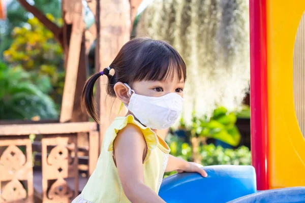 Mutlu Asyalı Kız Çocuğu Gülümsüyor Kumaş Maske Takıyor Çocuk Parkında — Stok fotoğraf