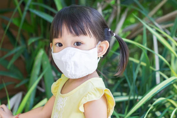 Mutlu Asyalı Kız Çocuğu Gülümsüyor Kumaş Maske Takıyor Çocuk Parkında — Stok fotoğraf