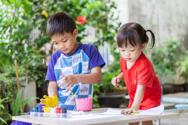 Anak Anak Saudara Asia Menggambar Dan Melukis Warna Atas Kertas — Stok Foto