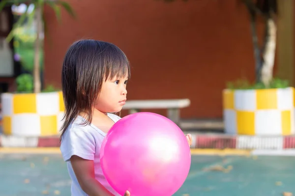 Sozinho Asiático Bebê Menina Brincando Chutando Uma Bola Brinquedos Campo — Fotografia de Stock