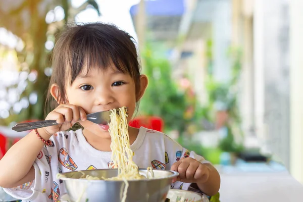 Anak Asia Memegang Dan Makan Hamburger Makanan Cepat Saji Bocah — Stok Foto