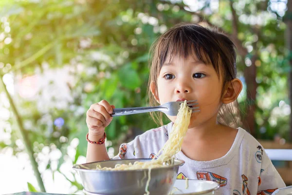 Asiatique Enfant Garçon Tenant Mangeant Hamburger Restauration Rapide Concept Enfant — Photo