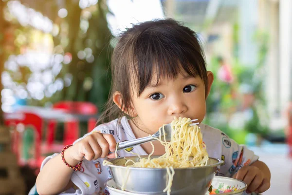 Asiatique Enfant Garçon Tenant Mangeant Hamburger Restauration Rapide Concept Enfant — Photo