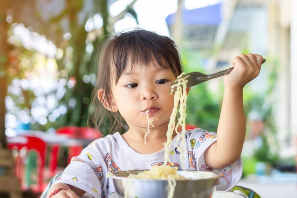 Anak Asia Memegang Dan Makan Hamburger Makanan Cepat Saji Bocah — Stok Foto