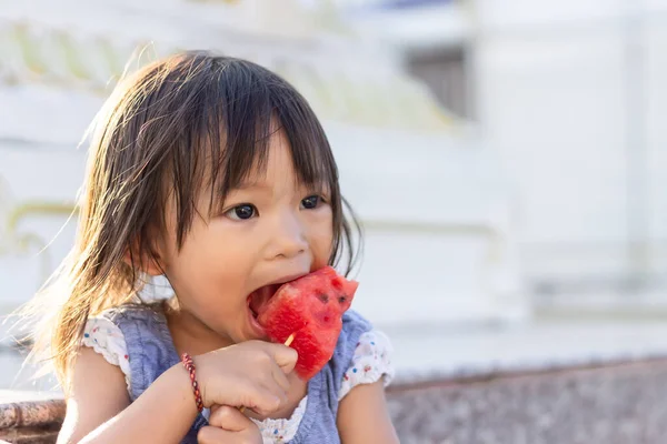 Gambaran Bayi Berumur Tahun Anak Gadis Asia Yang Bahagia Makan — Stok Foto