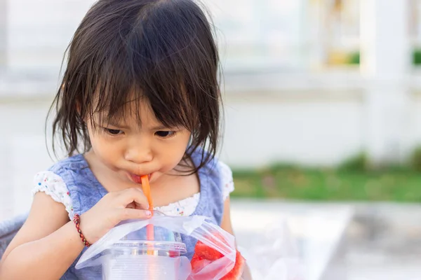 Gambar Gadis Asia Meminum Air Atau Jus Dari Tabung Plastik — Stok Foto