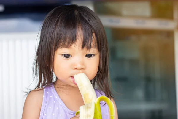 Image Portrait Bébé Ans Heureuse Fille Asiatique Enfant Profiter Manger — Photo