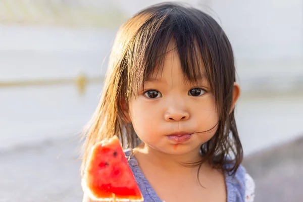 Foto Anak Usia Tahun Anak Gadis Asia Yang Bahagia Makan — Stok Foto