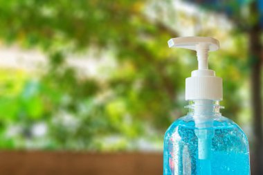 Corona virüsünü ya da Covid-19 hastalıklarını korumak için plastik şişede alkol jeli temizleme. Yıkama elini kullan. Kopyalama alanı olan. Sağlık ve kişisel hijyen kavramı.