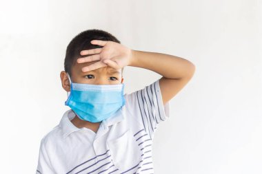 6 yaşındaki Asyalı çocuk Covid-19, Corona virüsü ve 2,5 hava kirliliğini önlemek için koruyucu maske takıyor. Bir hastalığı var, boğaz ağrısı ve grip. Beyaz arka planda. Sağlıklı bakım.