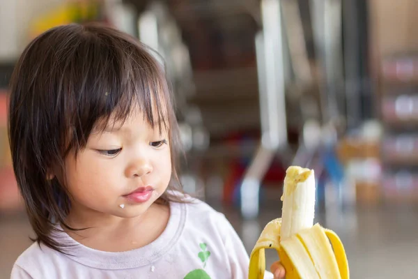 Immagine Ritratto Bambino Anni Felice Bambina Asiatica Piace Mangiare Mordere — Foto Stock