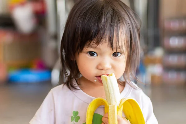 Foto Bayi Usia Tahun Anak Gadis Asia Yang Bahagia Menikmati — Stok Foto