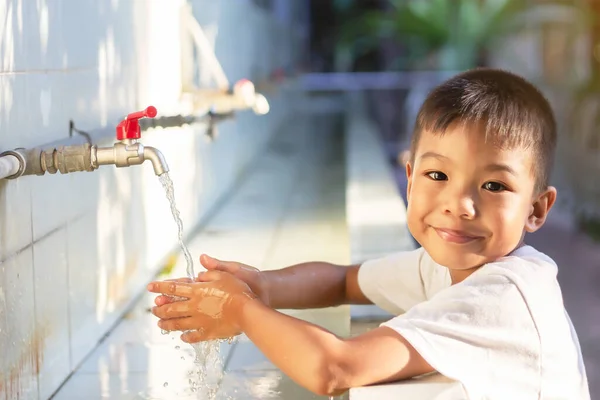 Здоров Дитяча Концепція Щасливий Азіатський Хлопчик Миє Руки Перед Їдою — стокове фото