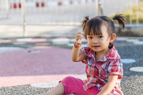 Imagen Retrato Bebé Años Feliz Niña Asiática Jugando Con Juguete —  Fotos de Stock