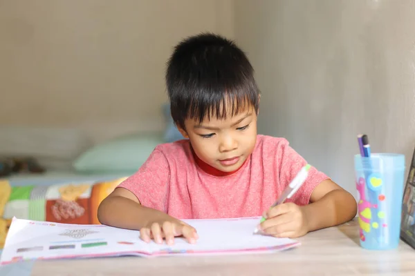 Retrato Imagen Niño Años Niño Asiático Haciendo Tarea Está Escribiendo — Foto de Stock