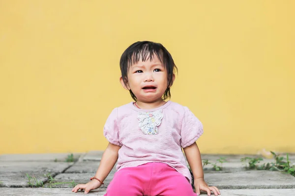 赤ちゃんの肖像画2 悲しいアジアの子供の女の子泣いている 白地に隔離された — ストック写真