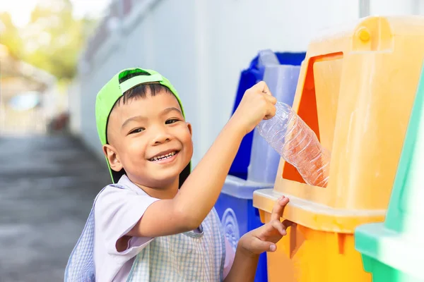 Simpan Konsep Lingkungan Seorang Anak Laki Laki Melemparkan Botol Plastik — Stok Foto