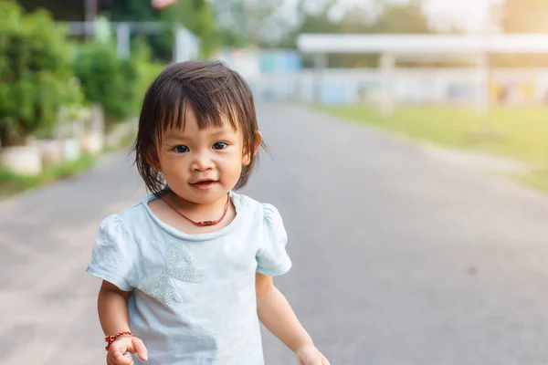 Foto Bayi Berusia Tahun Anak Gadis Asia Yang Bahagia Tersenyum — Stok Foto