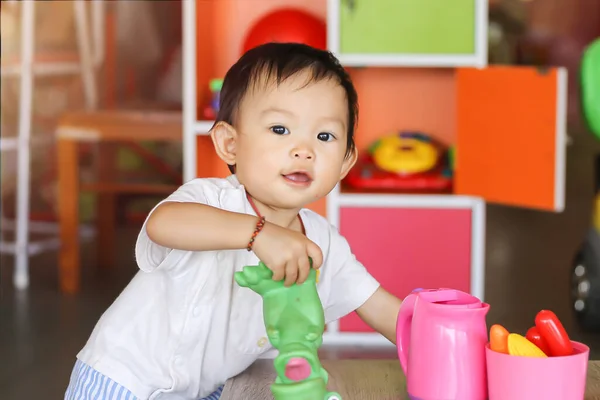 Desarrollo Del Concepto Bebé Asiática Niña Jugando Con Muchos Juguetes — Foto de Stock