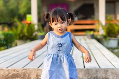 Bebeklerin 1-2 yaşındaki portreleri. Mutlu Asyalı kız çocuk dans egzersizleri ve doğal bahçe parkında oynamak. Çocuk konseptini rahatlatmak ve seyahat etmek.