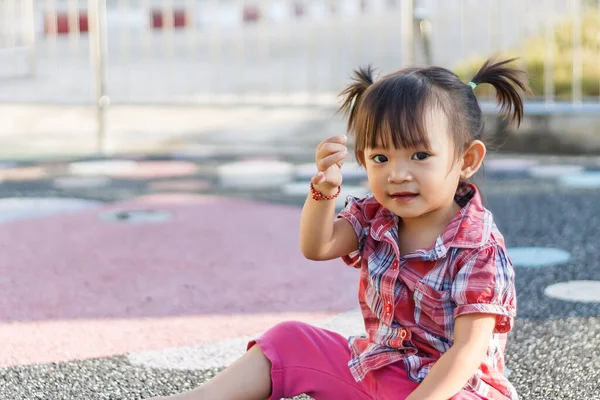 Imagem Retrato Anos Idade Bebê Menina Asiática Feliz Sentada Chão — Fotografia de Stock
