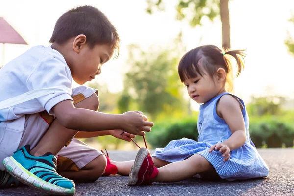 Foco Suave Joven Hermano Asiático Ayuda Hermanita Atarse Los Cordones — Foto de Stock